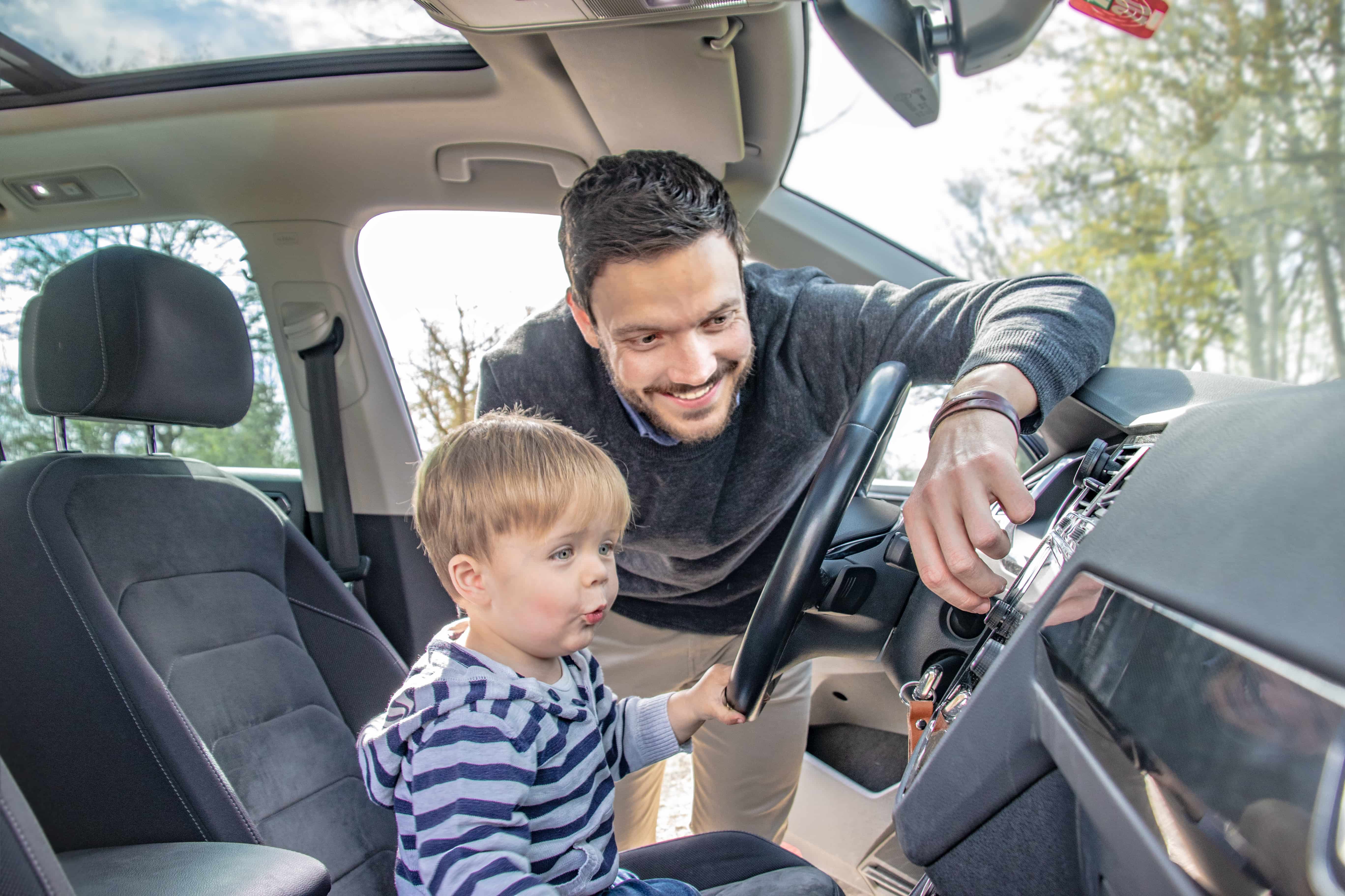 Vater mit Kind im Auto