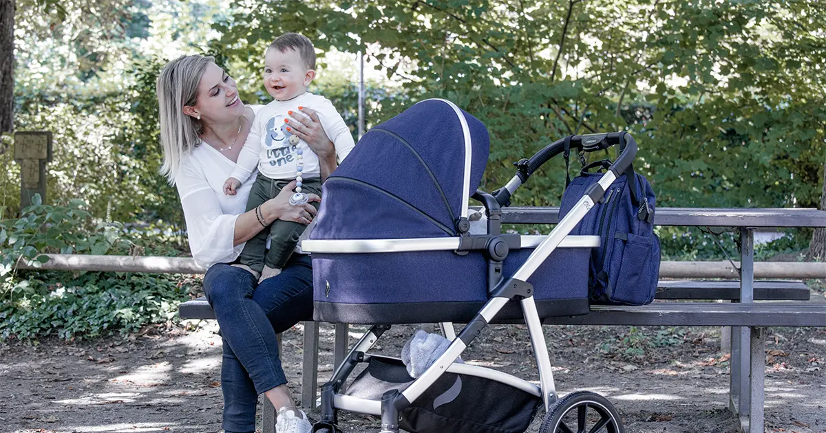 Kinderwagen mit Mama und Baby