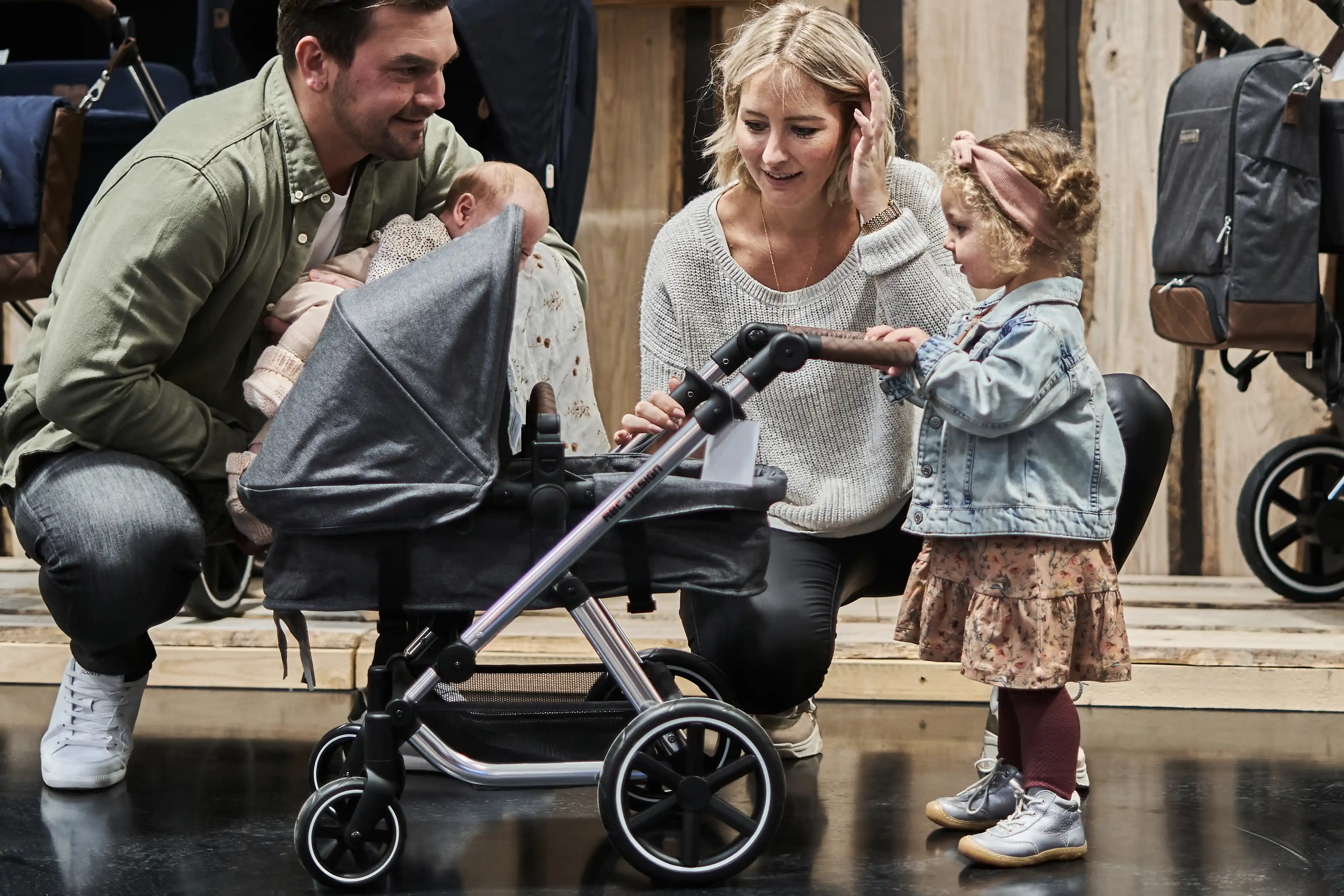 Familie beim Kinderwagenkauf  im Osann Outlet