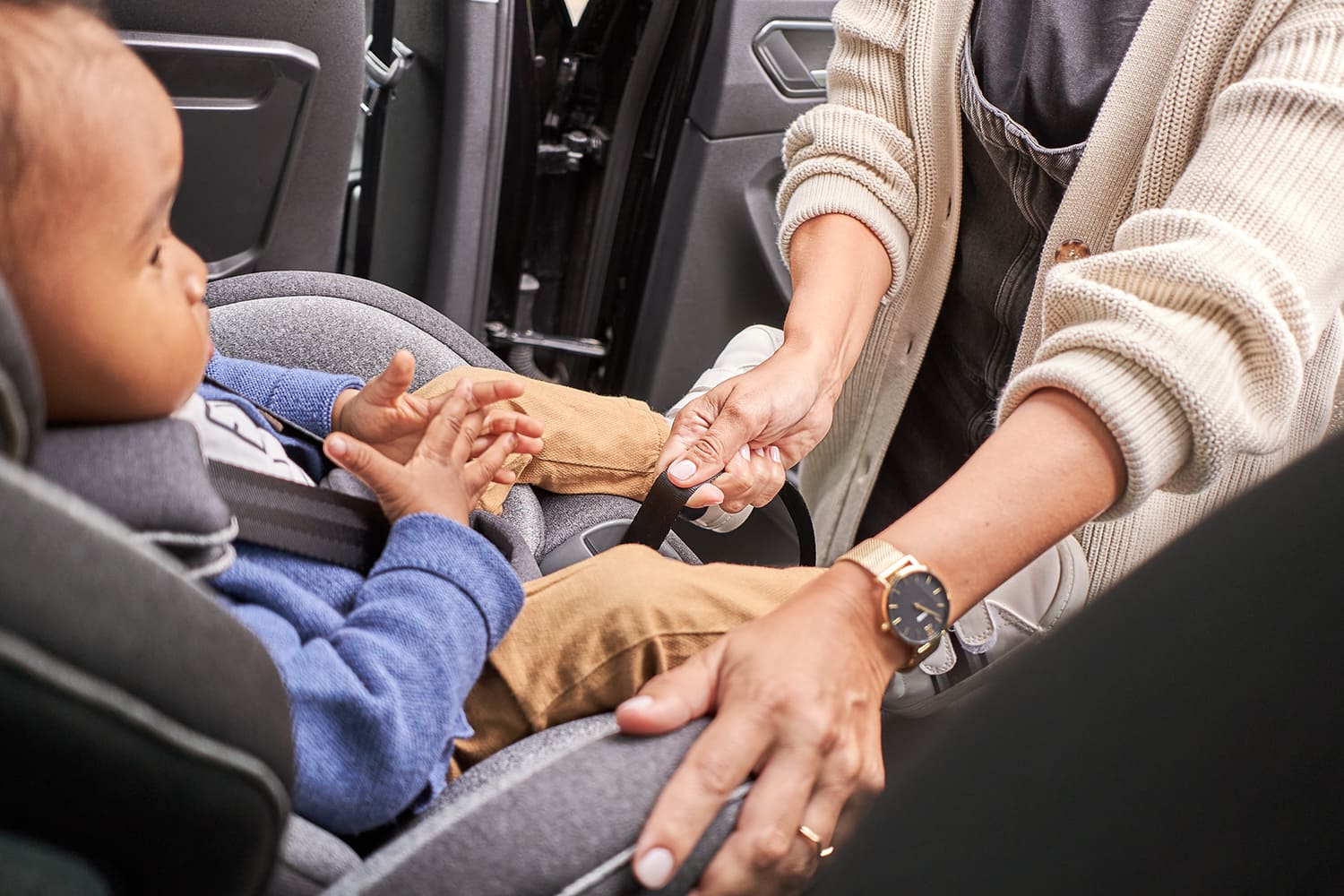 Mutter mit Kind im Kinderwagen
